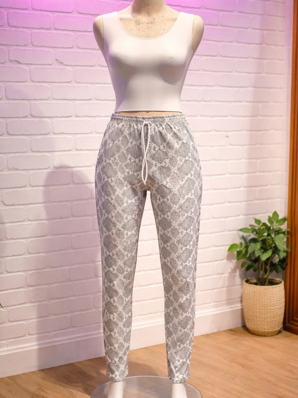BEVY FLOG Gray Snake-Print Skinny Pants